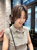 エン(YENN)&nbsp;抜け感ウェーブでつくる大人ショートボブ