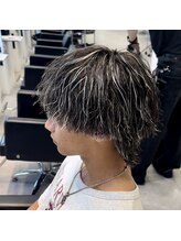 〈ツイストスパイラルパーマのメンズハイライト〉より一層無造作に動きのあるヘアスタイルに（men's）