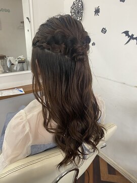 ヘアーアンドメイクアップモパ ハーフアップ