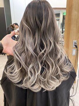 ヌエン 渋谷(NU/EN) 春カラー外国人風バレイヤージュとウェーブ巻きホワイトベージュ