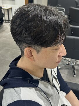 ヒュイル バイ ニアウ(Hwyl by Niau) メンズセンターパートニュアンスパーマ長め刈り上げショート