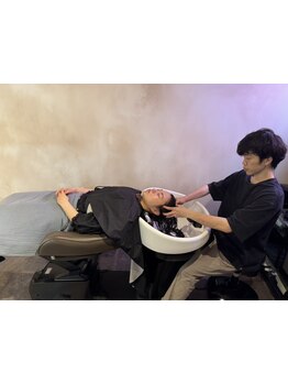 【極上の癒し】スパニストによる本格ヘッドスパで頭皮環境改善を促し、根本的な髪質改善に導きます。