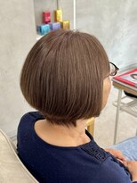 レヴィア(REVIA)&nbsp;白髪ぼかしハイライトブリーチショートボブ