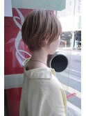 クールショートピンクベージュイメチェン前髪あり似合わせカット