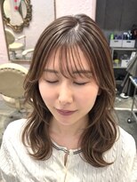 フッタ(Futta)&nbsp;ハイライトミディアムレイヤー×くびれヘアスタイル