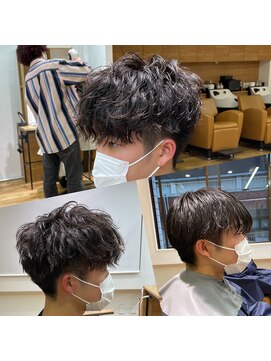 ネイビー(NAVY) グラデーション刈り上げ　前下がりマッシュ　無造作　スパイラル