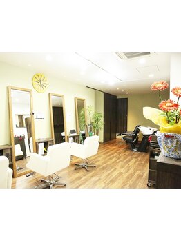 開放感のある明るい落ち着いた空間＊住宅地の一角にあり、リラックスできるプライベートサロンです＊