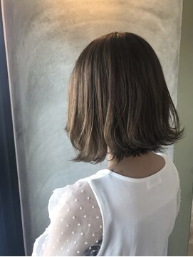 ルーブ(Roove) スモーキーベージュ×外ハネボブ