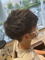 エヌプラス(N+)&nbsp;刈り上げセンターパートサーフカールブルーブラッフェザーパーマ