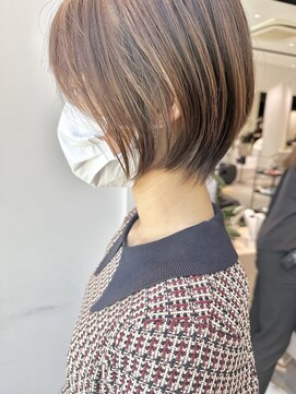 ステア ケース(stair case) 王道ナチュラル前下がりショートボブ長め耳かけ前髪あり