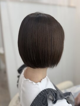 ウミネコ美容室 センター北hanare店(Umineko美容室) 首元すっきり前下がりタイトミニボブ
