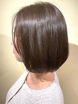 切りっぱなしボブ前髪なしボブ顔まわりレイヤーオリーブブラウン