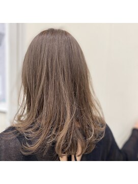 セブン(SEVEN.) ミルクティーブラウンフェイスレイヤーミディアムウルフ顔まわり