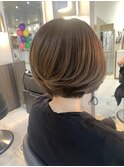 くすみベージュマロンベージュ前下がりボブフェザーショートヘア