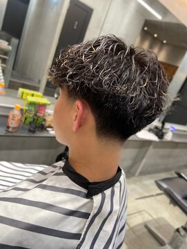 エフエム 明大前(FM) バーバー　ツーブロック/刈り上げ/ツイスパ/ビジネス/かきあげ