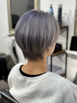 テテ(tete) 小顔ショートボブxシルバーアッシュ