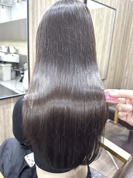 イリ 心斎橋(ili) ハイライトカラーミルクティーベージュレイヤーカット