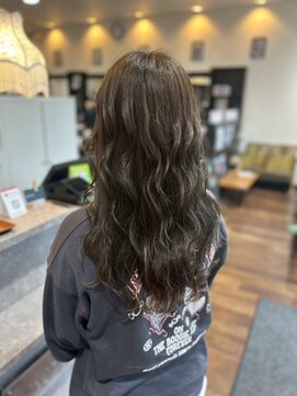 ヘアーワークス ボナ(HAIR WORKS bona.) くすみ感が今っぽい。オリーブベージュで魅せる大人ロング