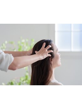 カットやカラーのあと、そのままの椅子で♪席に座ったままで受ける極上のヘッドマッサージ体験を♪