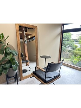 経験豊富なスタイリストが髪の悩みに寄り添い、解決へと導く。あなたの理想を叶えるサロン