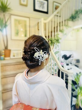 美容室 ティンカーベル シニヨンヘア