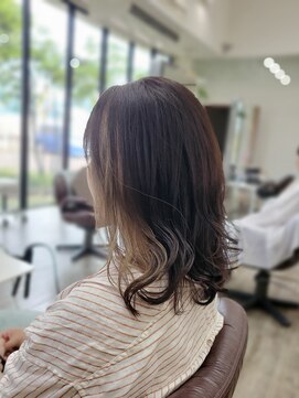 アン アオヤマ(Ann AOYAMA) ゆる巻ヘア／インナーカラー