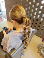 エヌアンドエーコンティ(N&A CONTi)&nbsp;結婚式お呼ばれヘアアレンジ ねじねじ編みおろしヘア