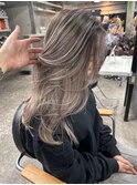 レイヤーボブハイライトブリーチレイヤーハイトーングレージュ