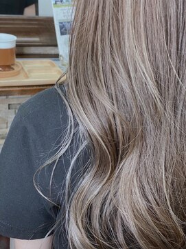 ハサミバイアトリエナガノ 千葉(8sami by atelier nagano) ショートボブ/センターパート/ツヤ髪/グラデーション/イヤリング