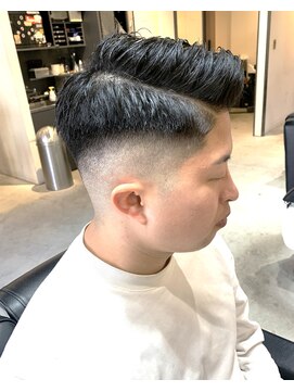 フリーク バーバーショップ 都島店(FREAK BARBER SHOP) サイドパートスキンフェード ミドルフェード