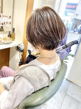 ネオリーブカフ 鶴ヶ峰店(Neolive caff) ショート　前下がり　白髪ぼかしハイライト有り