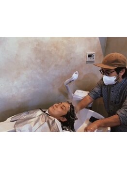 20年以上の経験を持つStylistによるヘッドスパで、頭皮の汚れをしっかり落とし、健康的な髪へ導きます。