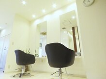 美容室ベンティ 藤枝駅前店(venti)の雰囲気（白を基調とした清潔感のある店内でおくつろぎ下さい。）