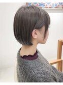 アッシュグレージュ　ミニボブヘアスタイル