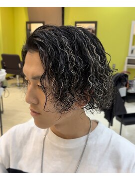 サロン ド ロイ(Salon de Roi) スパイラルパーマホワイトメッシュロングロン毛ツーブロック六甲