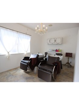 フレンチアンティークをモチーフとしたこだわりのオシャレ空間で、素敵なサロンタイムをお過ごしください♪