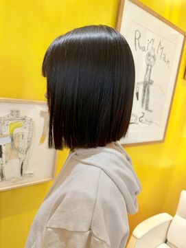 ルムーン(roomoon) まとまり感抜群のミニボブで首元すっきり