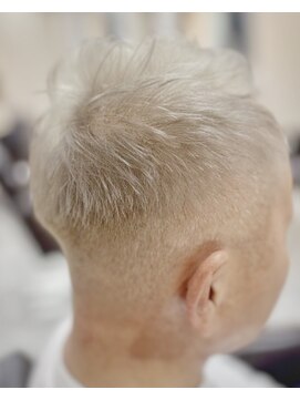 ビューティーミュージアム モア Beauty Museum MORE ハイトーンカラー刈上げスタイル