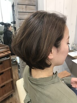 ハロ 蕨(HALO) 耳かけショートボブ