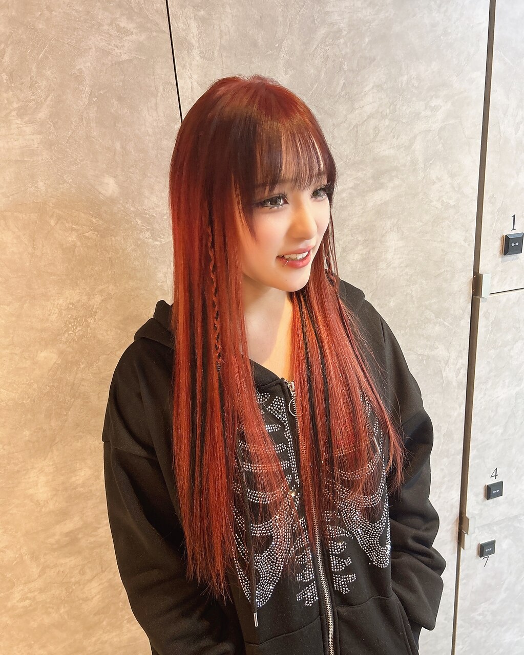 ギャルストリート韓国アイドル風赤髪黒メッシュWカラー ギャルストリート韓国アイドル風赤髪黒メッシュWカラー