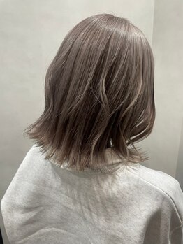 グロー(glow)の写真/髪と頭皮に優しい薬剤を使用し、髪のダメージを最小限に◎グレイカラーでも明るい色味を楽しめる♪