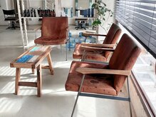グリーン 上町店(green)の雰囲気（NYミラー、truckのチェア、RIUのワゴンなどのこだわりインテリア）