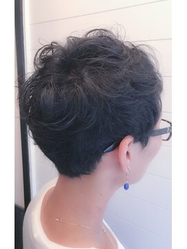 ワンバイワン(ONE BY ONE) くせ毛を生かしたショートヘア