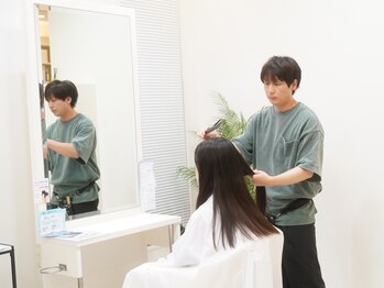エムスリー ソリス(EMU THREE SOLIS)の写真/【待ち時間なし☆】マンツーマンサロンだからこそできる丁寧な施術と接客。髪のお悩みも相談しやすい◎