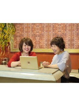親しみやすい女性スタイリストがお悩みをしっかり共有。信頼の技術+笑顔で理想のアナタに導いてくれる♪