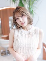 20代30代大人可愛いグレージュカラー斜めバングショートボブ