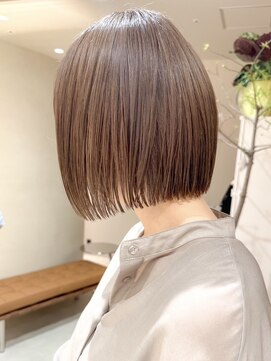 ヒビヲ(HIBIO) ショートボブハイトーンブリーチカラーミルクティーベージュ横浜