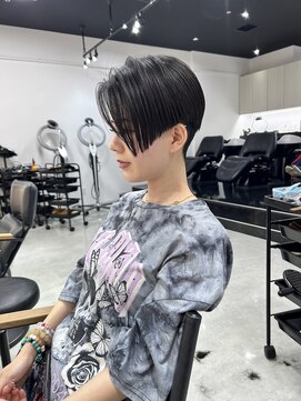 ウェスト(WEST) 前下がりハンサムショート