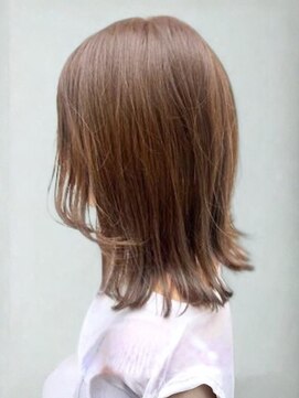 アッシュブラウン 顔周りカット ミディアムレイヤー 美髪 30代