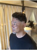 フェードサイドパート　渋め個性的ヘアスタイル　